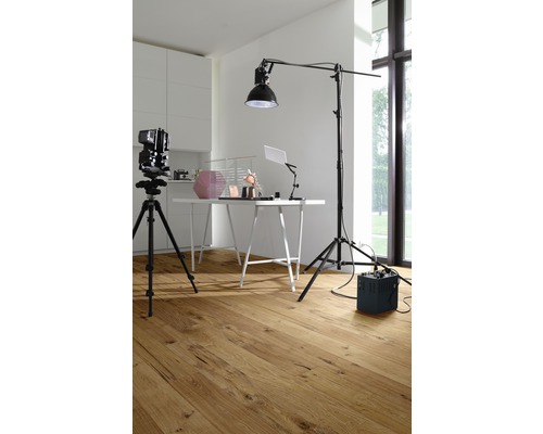 Fotostudio med stativ, belysning och trägolv