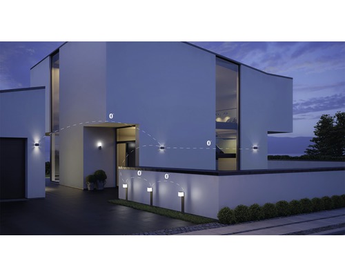 Exteriör av ett modernt hus med Bluetooth-kompatibel utomhusbelysning