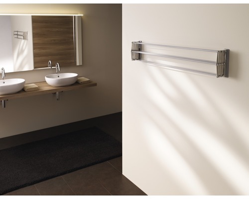 Badrum med dubbla handfat och utdragbar väggtorkare