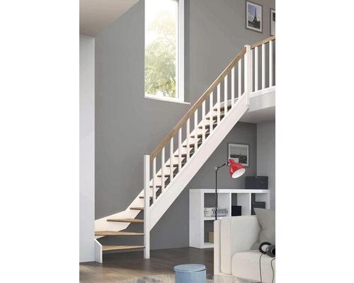 Trätrappa med vitt räcke i ett modernt inrett rum.