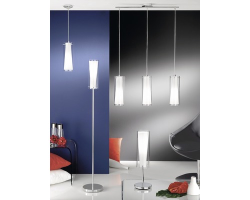 Rumsinteriör med en hänglampa, en golvlampa, en bordslampa och en 3-lågig pendelarmatur med cylindriska lampskärmar.