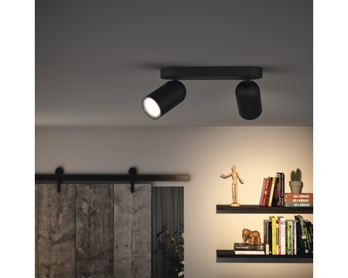 Taklampa med två spotlights i vardagsrummet