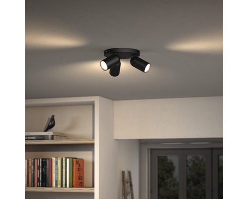 Taklampa med tre spotlights i vardagsrummet