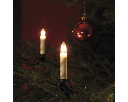 Julgran med ljusstakar och julgranskula