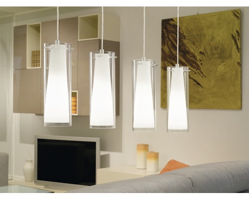 Fyra hängande glaslampor i ett vardagsrum.