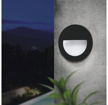 Rund vägglampa för utomhusbelysning på en betongvägg