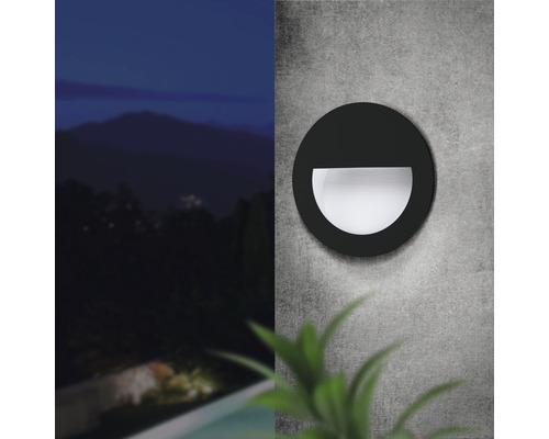 Rund vägglampa för utomhusbelysning på en betongvägg