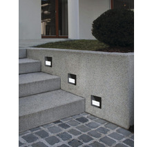 Trappa med inbyggda LED-vägglampor för utomhusbelysning