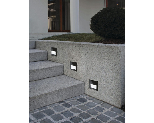 Trappa med inbyggda LED-vägglampor för utomhusbelysning