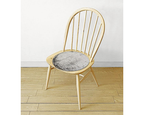 Trästol med rund, fluffig sittdyna