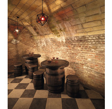 Källarbar med bord och pallar av träfat, kompletterad med geometriska hänglampor.