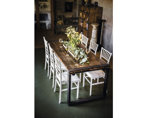 Matbord med bordsskiva i trä, metallram, stolar och bordsdekoration i ett rum