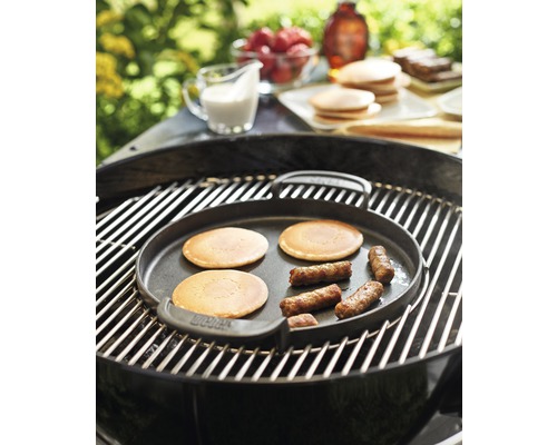 Grill med stekplatta, pannkakor och korvar