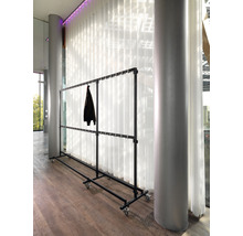 Scen med en mobil garderob på hjul och en jacka