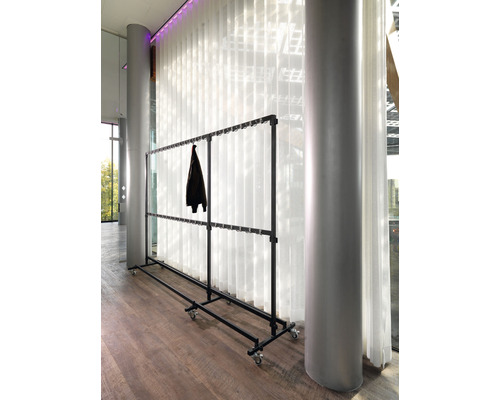 Scen med en mobil garderob på hjul och en jacka