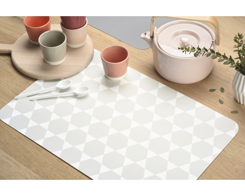 Bordsdekoration med bordstablett, koppar, tekanna och skedar på träbord