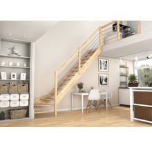 Ljus interiör med trätrappa och stålstaket