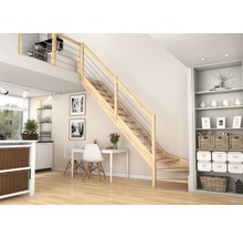 Ljus inredning med trätrappa och rostfritt stålräcke