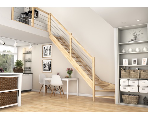 Ljus inredning med trätrappa och rostfritt stålräcke