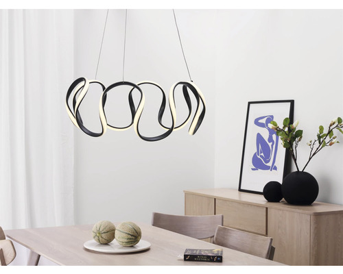 Modernt matrum med matbord, skänk och en böjd LED-hänglampa