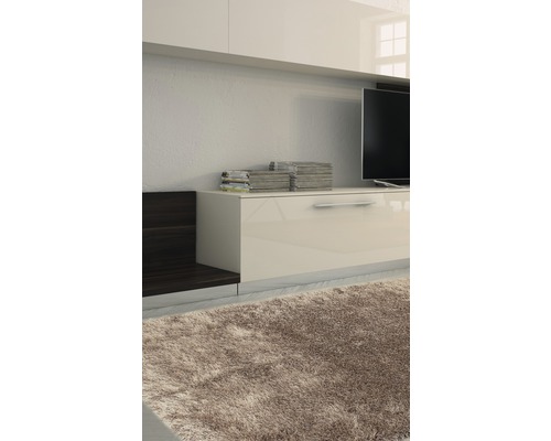 Vardagsrum med TV-skåp och matta