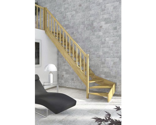 Trätrappa med räcke i ett modernt vardagsrum