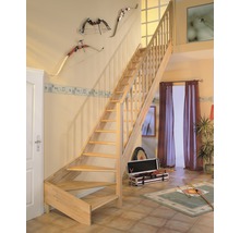 Trätrappa i vardagsrum med dekoration