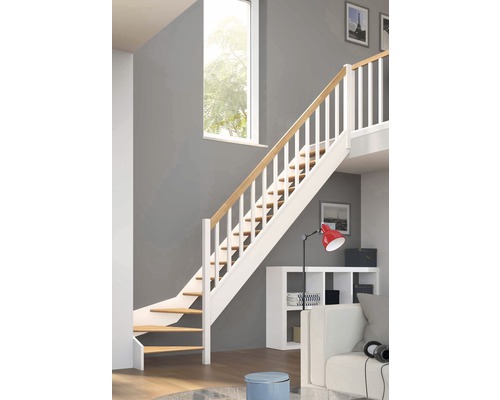 Trappa med trätrappsteg och vitt räcke i ett modernt vardagsrum.