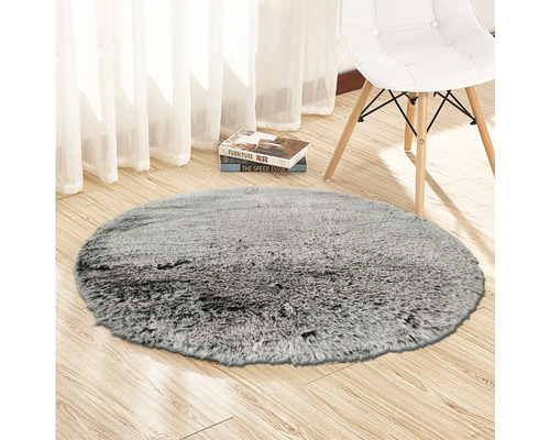 Rund grå matta på trägolv