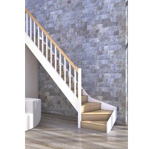 Trappa med trätrappsteg och vit räcke framför stenmur