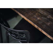 Detalj av en stol och en träskiva