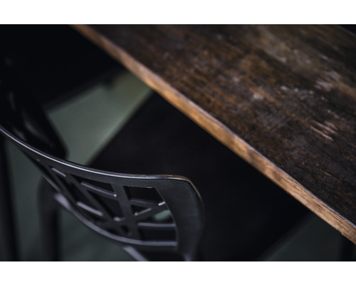 Detalj av en stol och en träskiva