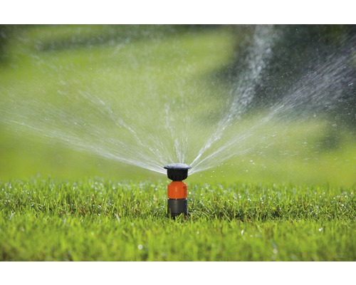 Grässprinkler som vattnar gräs