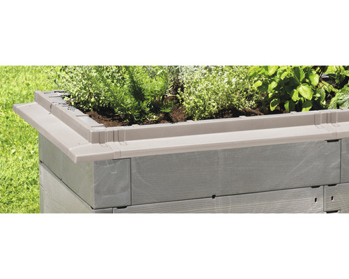 Hög bädd av plast planterad med örter