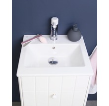 Tvättställ med armatur, tvålpump, nagelfil och sminksvampar