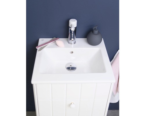 Tvättställ med armatur, tvålpump, nagelfil och sminksvampar