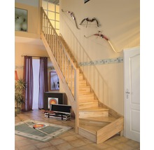 Trätrappa med räcke i vardagsrum med måltavla och pilbåge