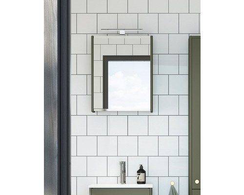 Badrum med spegel, lampa och handfat