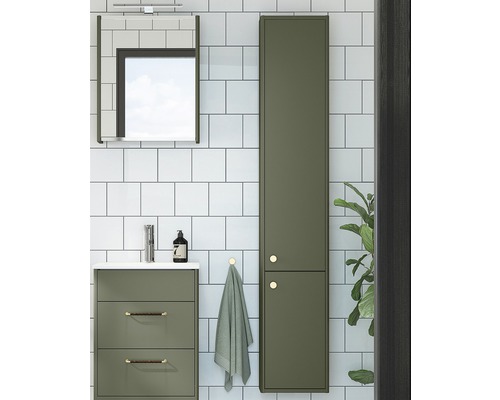 Badrum med tvättställsskåp, spegelskåp och högskåp för badrumsartiklar.