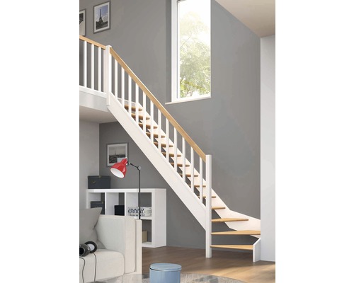 Rumsöversikt med en trappa med trätrappsteg och vitt räcke