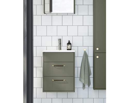 Badrum med tvättställsskåp, handfat, armatur, spegel och handduk