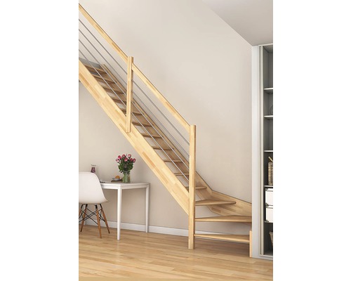 Trätrappa med metallräcke i ett ljust rum