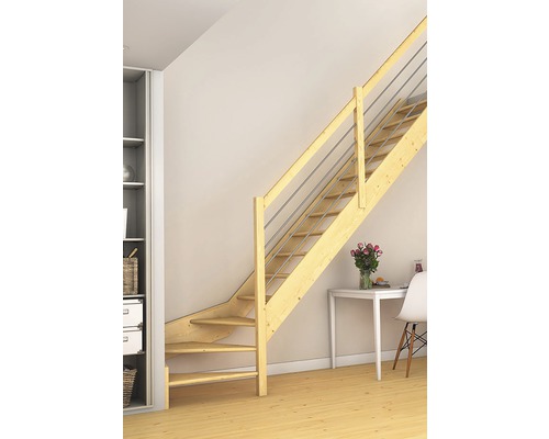 Trätrappa med rostfritt räcke i ljust vardagsrum