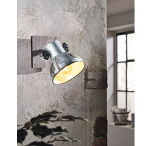 Metallvägglampa i industriell design