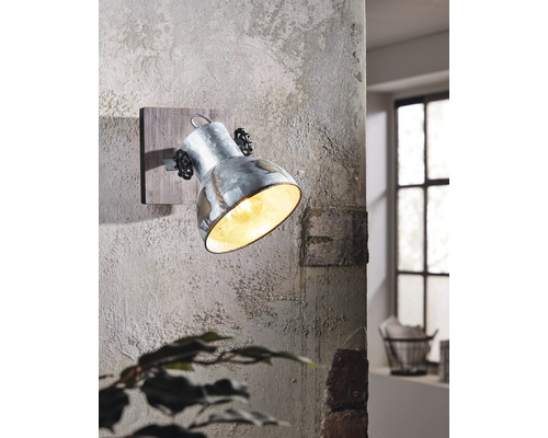 Metallvägglampa i industriell design