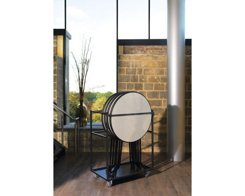 Runda fällbord på en transportvagn i ett rum.