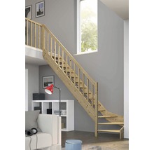 Trätrappa i vardagsrum med fönster