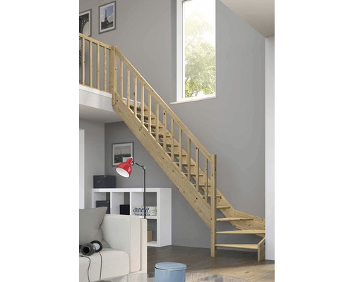 Trätrappa i vardagsrum med fönster