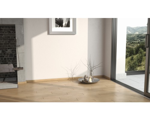 Ljust rum med öppen spis, parkettgolv och skjutdörr