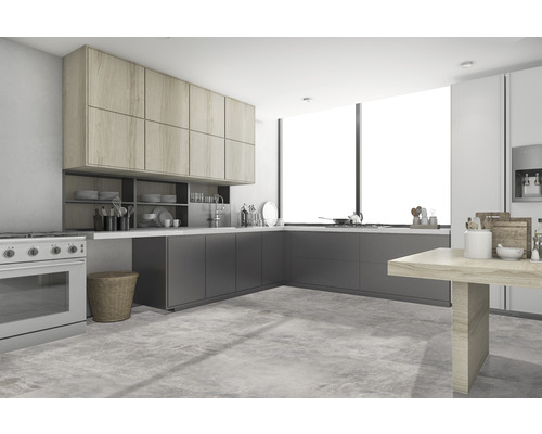 Modernt kök med ljusa träskåp, grå underskåp och stort fönster.